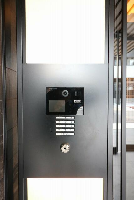 プラセシオン堀田駅前|エントランスには来訪者を確認し、安全とプライバシーを守るためのカラーモニター付オートロックシステムが設置されています。