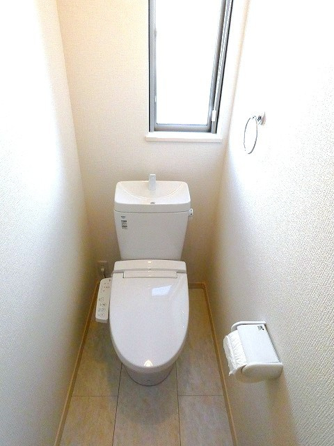 浪花町戸建　Ｂ棟のトイレ|ゆったりとした空間のトイレです