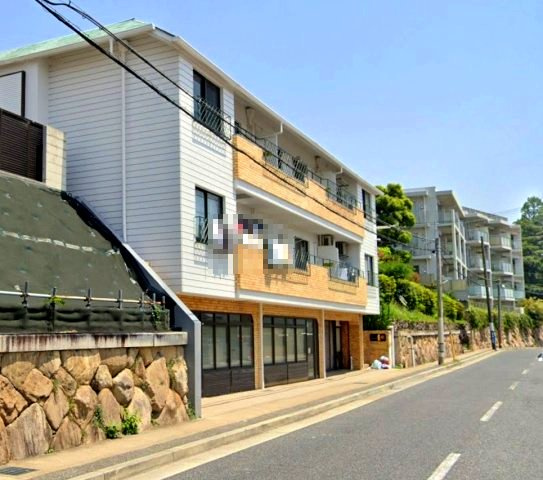 カサベルデ青谷の外観|南向きバルコニーは見晴らしもよく、太陽の温かな温もりをめいっぱい受け止めてくれます。太陽の光と爽やかな風を受けたお洗濯物はあっという間に乾き、取りこむ時には太陽の匂いを感じられそうですね。
