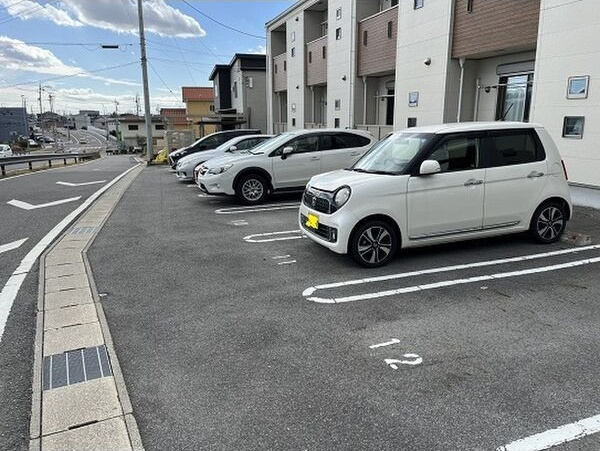 エステート若石山の駐車場