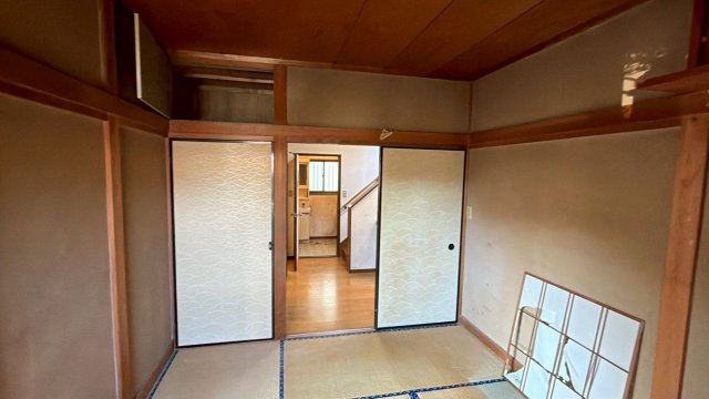 【湯河原町鍛冶屋】吹抜けがもたらす明るく開放的な室内の和室|来客時や、将来的な収納中心のお部屋としても重宝する広さです。