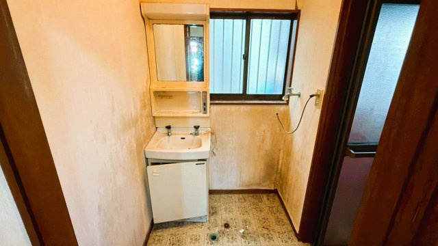 【湯河原町鍛冶屋】吹抜けがもたらす明るく開放的な室内のランドリースペース|窓に面した明るい洗面コーナー。朝の身支度も、自然光の中で気持ちよくスタートできます。