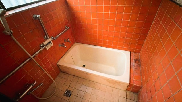 【湯河原町鍛冶屋】吹抜けがもたらす明るく開放的な室内の浴室|明るい光が差し込む窓を完備。自然換気がしやすく湿気がこもりにくいので日々のお手入れも衛生的です。