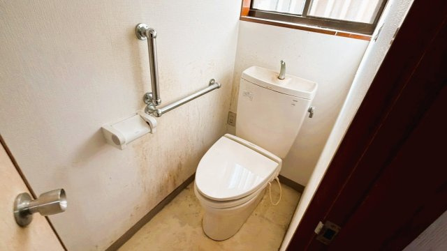 【湯河原町鍛冶屋】吹抜けがもたらす明るく開放的な室内のトイレ|窓からの自然光が明るく開放的トイレ空間。