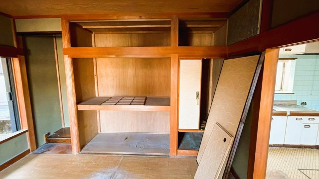 【湯河原町鍛冶屋】吹抜けがもたらす明るく開放的な室内の和室|窓からの自然光が襖に反射し、室内を優しく照らします。収納部屋としても湿気がこもらず安心です。