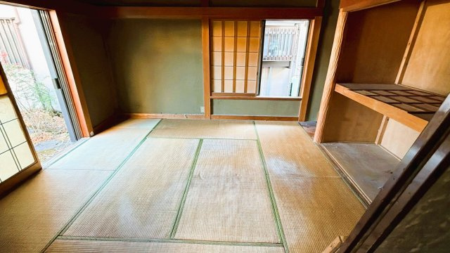 【湯河原町鍛冶屋】吹抜けがもたらす明るく開放的な室内の和室|窓を開ければ澄んだ空気をお部屋いっぱいに取り込めます。
