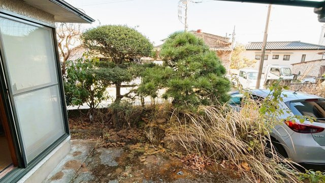 【湯河原町鍛冶屋】吹抜けがもたらす明るく開放的な室内のその他共用部分|大きな掃き出し窓から庭の緑を望む和室。畳の上で日向ぼっこを愉しめる、陽だまりの空間です。