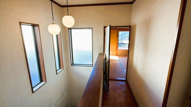 【湯河原町鍛冶屋】吹抜けがもたらす明るく開放的な室内の内装|吹き抜けの窓から光が届く明るいホール。