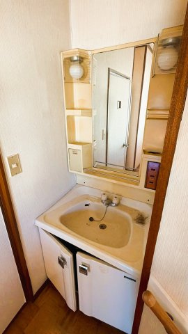 【湯河原町鍛冶屋】吹抜けがもたらす明るく開放的な室内の独立洗面台|2階の居室近くに洗面台があることで、夜中の手洗いや加湿器の給水なども1階に降りることなく行えます。