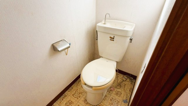 【湯河原町鍛冶屋】吹抜けがもたらす明るく開放的な室内のトイレ|2階にも窓のある清潔なトイレを完備。