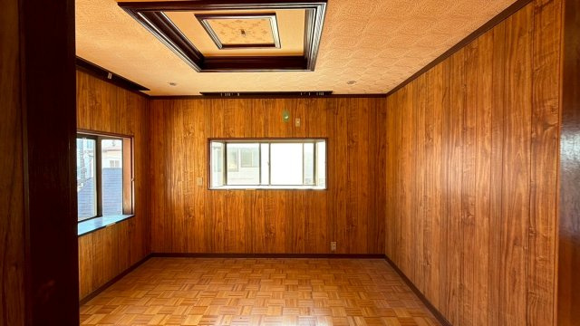 【湯河原町鍛冶屋】吹抜けがもたらす明るく開放的な室内|高い天井と窓の配置により、開放感溢れる空間で一日の疲れを癒せます。