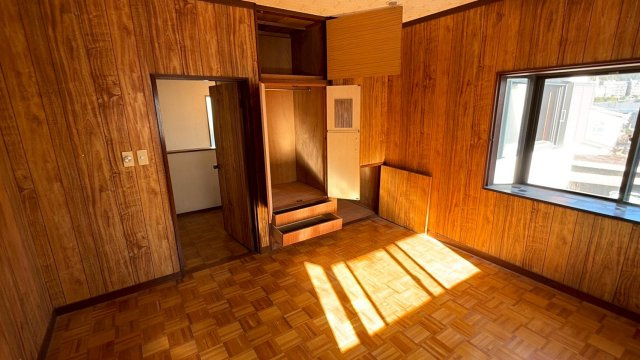 【湯河原町鍛冶屋】吹抜けがもたらす明るく開放的な室内の洋室|2面の大きな窓から陽光が降り注ぐ明るく穏やかな一室です。