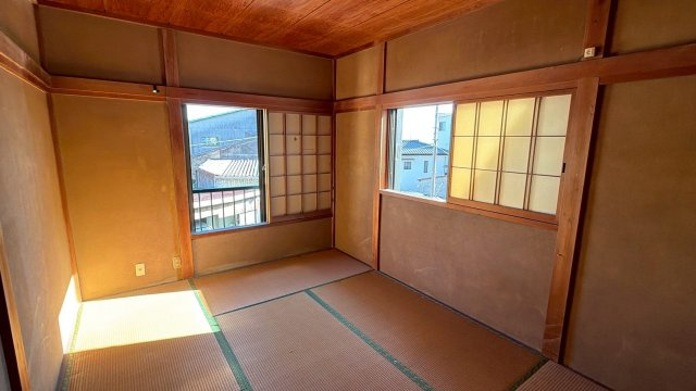 【湯河原町鍛冶屋】吹抜けがもたらす明るく開放的な室内の和室|独立した和室は、窓からの静かな景色を愉しむ書斎や趣味の部屋に最適。