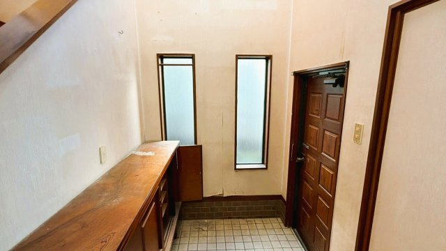 【湯河原町鍛冶屋】吹抜けがもたらす明るく開放的な室内の玄関|玄関周りをすっきりと保ち、ゲストを気持ちよく迎えられます。