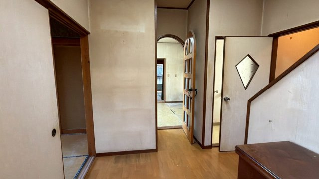 【湯河原町鍛冶屋】吹抜けがもたらす明るく開放的な室内の内装|玄関を入ると、吹き抜けからの明るい光が差し込みます。広すぎず狭すぎない、心地よいサイズ感です。