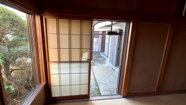 【湯河原町鍛冶屋】吹抜けがもたらす明るく開放的な室内の和室|縁側のように寛げる窓辺。心地よい風が通り抜け、四季の移ろいを肌で感じることができます。