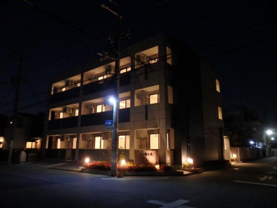 【外観】 | Ｉ．Ｎ（アイエヌ）香ヶ丘 | 外観写真（夜）