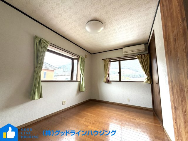 多可町加美区豊部戸建の洋室|東側洋室、明るく解放感があります。