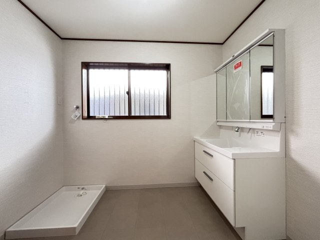 香芝市旭ヶ丘１丁目の洗面所|窓付きで明るく、ゆとりある広さで使いやすい洗面脱衣室