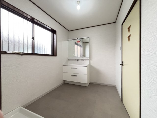 香芝市旭ヶ丘１丁目の洗面所|朝の身支度も快適な、ゆったりとした洗面室