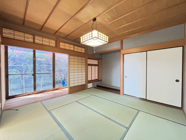 香芝市旭ヶ丘１丁目の和室|庭を望む大開口で、自然光に包まれる和空間