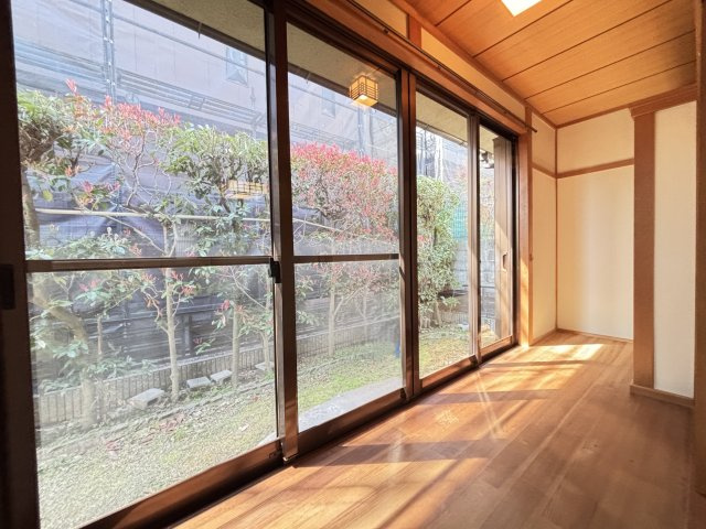 香芝市旭ヶ丘１丁目の和室|窓いっぱいに広がる緑が、暮らしに彩りをプラス