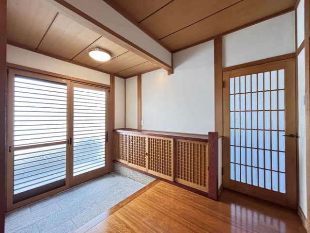香芝市旭ヶ丘１丁目の玄関|格子と木の温もりが迎える、やわらかな光が差し込む明るい玄関