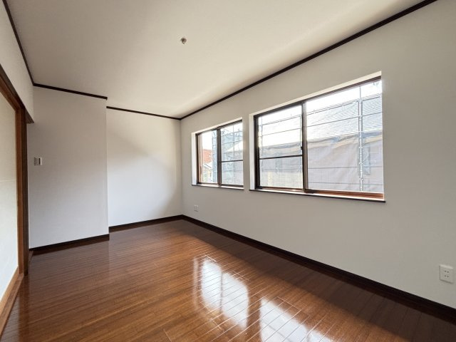 香芝市旭ヶ丘１丁目の洋室|奥行きのある間取りで、広がりを感じる、明るく快適な一室