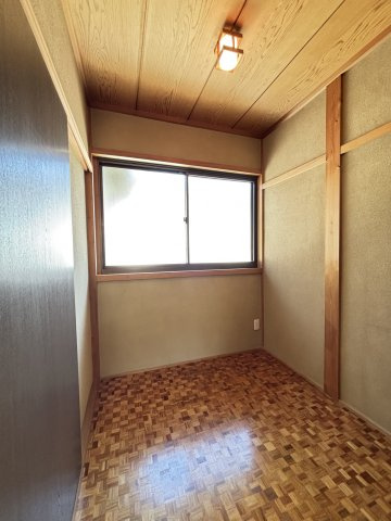 香芝市旭ヶ丘１丁目のその他共用部分|明るさを確保した使い勝手の良い納戸