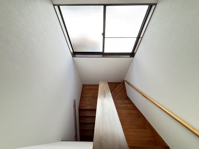 香芝市旭ヶ丘１丁目のその他共用部分|大きな窓から光が差し込む明るい階段