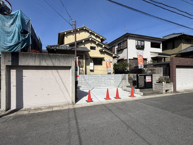 香芝市旭ヶ丘１丁目の外観|広々とした前面スペースが魅力の一邸