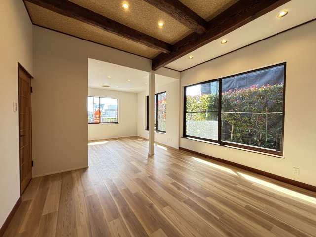 香芝市旭ヶ丘１丁目の居間・リビング|窓いっぱいに広がる自然光と景色を楽しむ贅沢なひととき