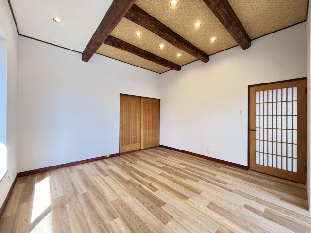 香芝市旭ヶ丘１丁目の居間・リビング|梁あらわし天井と格子建具が映える、デザイン性の高い天井と建具が魅力の住まい