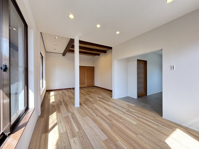 香芝市旭ヶ丘１丁目の居間・リビング|大きな窓から光が差し込む、自然光と木の温もりに包まれるくつろぎ空間