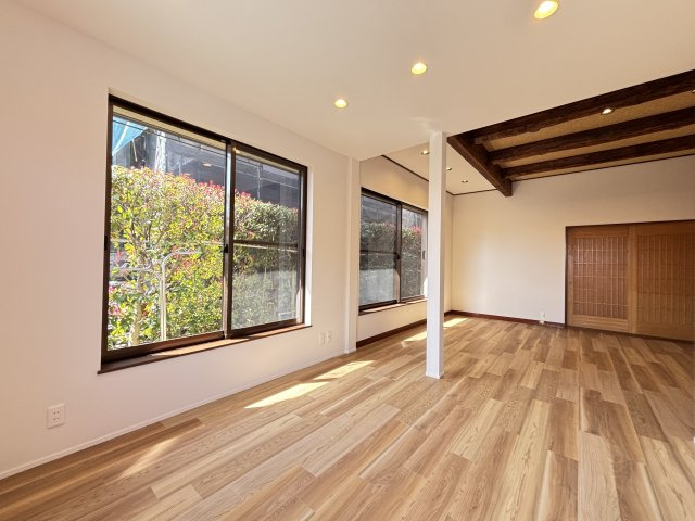 香芝市旭ヶ丘１丁目の居間・リビング|視線が抜ける設計で、和の趣と開放感が調和した上質リビング