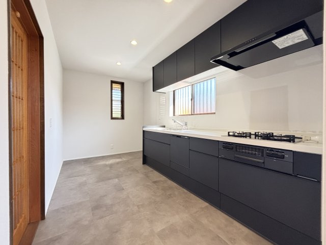 香芝市旭ヶ丘１丁目のキッチン|ブラックが映える、洗練されたスタイリッシュキッチン