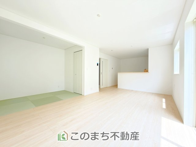 CRADLEGARDEN宇都宮市宮の内第4の和室|お子様のお昼寝にも便利な和室です。大きな窓から暖かな日差しが差し込みます♪