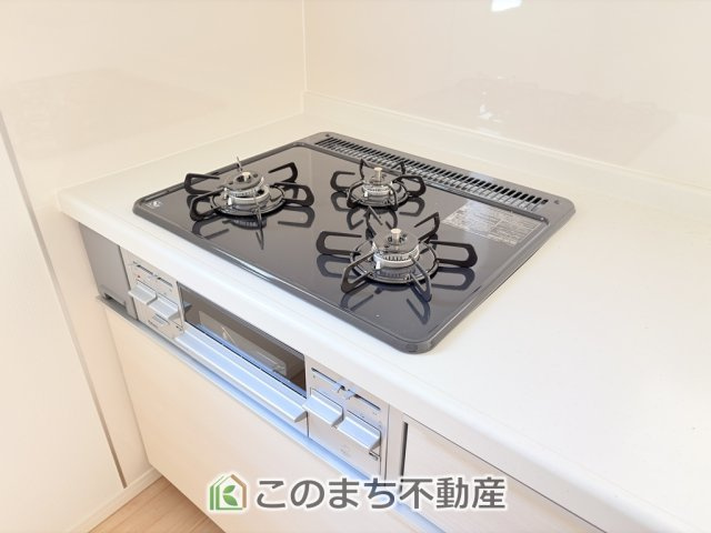 CRADLEGARDEN宇都宮市宮の内第4のキッチン|三ツ口コンロ採用で、同時調理もスムーズ◎！お料理を並べられるカウンター付きで、配膳・片付けをサポート！リビングで過ごすご家族とコミュニケーションを楽しみながら作業可能です♪