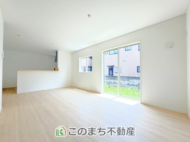 CRADLEGARDEN宇都宮市宮の内第4の居間・リビング|開放感のある広々としたリビング☆家族みんなでゆったりくつろげます♪
南側から暖かな日差しが差し込みます♪キッチンからリビングの様子がよく見渡せます☆