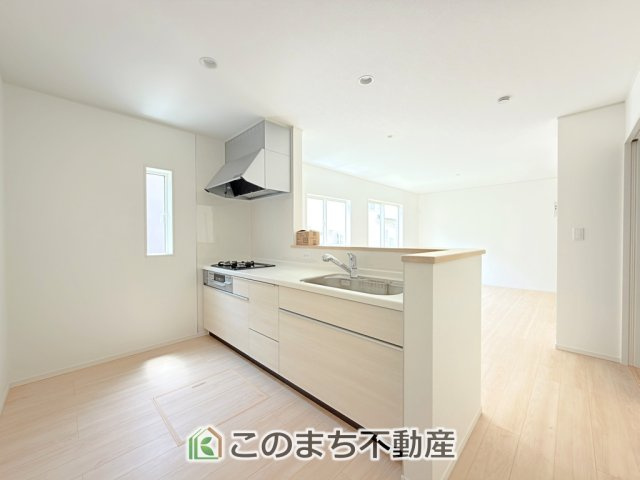 CRADLEGARDEN宇都宮市宮の内第4の居間・リビング|開放感のある広々としたリビング☆家族みんなでゆったりくつろげます♪
南側から暖かな日差しが差し込みます♪キッチンからリビングの様子がよく見渡せます☆