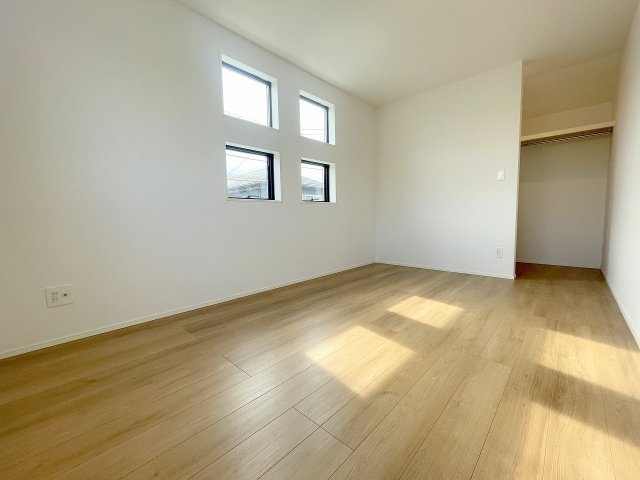 【洋室】 | 富士見市上沢2丁目　新築一戸建住宅　全3棟　(ふじみ野店) | 6.75帖洋室：日差しが暖かい主寝室です♪
