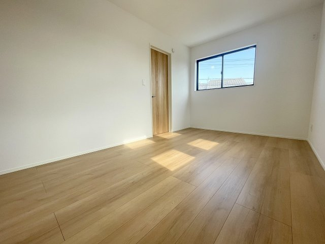 【洋室】 | 富士見市上沢2丁目　新築一戸建住宅　全3棟　(ふじみ野店) | 6.75帖洋室：日差しが暖かい主寝室です♪