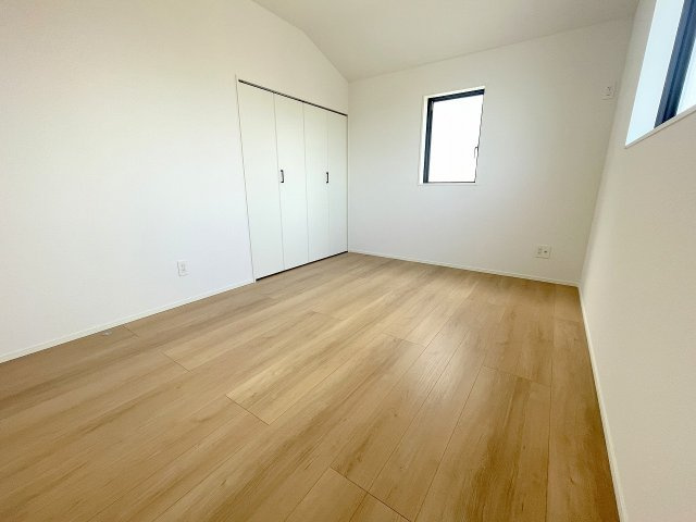 【洋室】 | 富士見市上沢2丁目　新築一戸建住宅　全3棟　(ふじみ野店) | 東側6帖洋室：二面窓の風通しの良いお部屋です♪