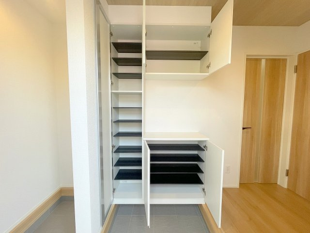 【玄関】 | 富士見市上沢2丁目　新築一戸建住宅　全3棟　(ふじみ野店) | 収納豊富で玄関すっきり♪
