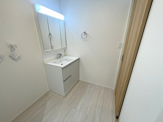 【洗面所】 | 富士見市上沢2丁目　新築一戸建住宅　全3棟　(ふじみ野店) | シャワー付き三面鏡洗面台、白を基調とした清潔感ある空間です♪