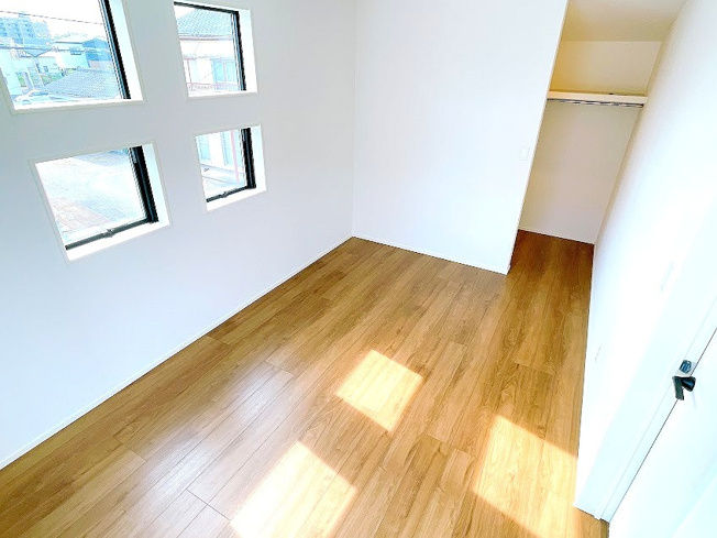 【洋室】 | 富士見市上沢2丁目　新築一戸建住宅　全3棟　(ふじみ野店) | 6.75帖洋室：日差しが暖かい主寝室です♪