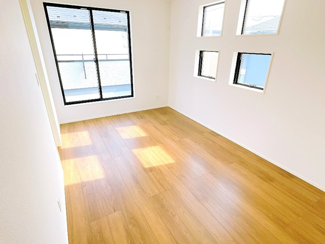 【洋室】 | 富士見市上沢2丁目　新築一戸建住宅　全3棟　(ふじみ野店) | 6.75帖洋室：バルコニーに面しており明るいお部屋です！