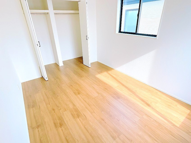 【洋室】 | 富士見市上沢2丁目　新築一戸建住宅　全3棟　(ふじみ野店) | 南側6帖洋室：クローゼット完備