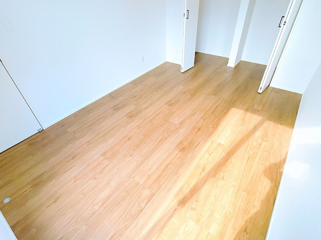 【洋室】 | 富士見市上沢2丁目　新築一戸建住宅　全3棟　(ふじみ野店) | 南側6帖洋室：バルコニーに面した南面採光の明るいお部屋です！