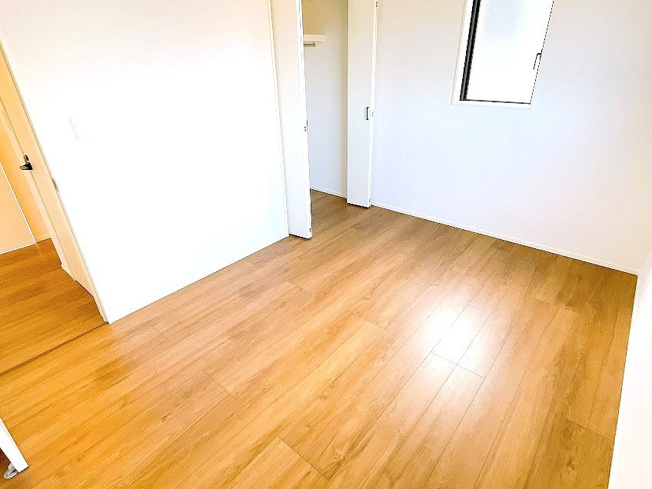 【洋室】 | 富士見市上沢2丁目　新築一戸建住宅　全3棟　(ふじみ野店) | 北側6帖洋室：二面窓の風通しの良いお部屋です♪